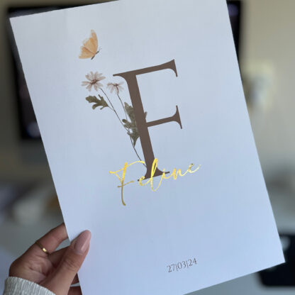 Naamposter met Initiaal, Bloemen en Vlinder - Afbeelding 2